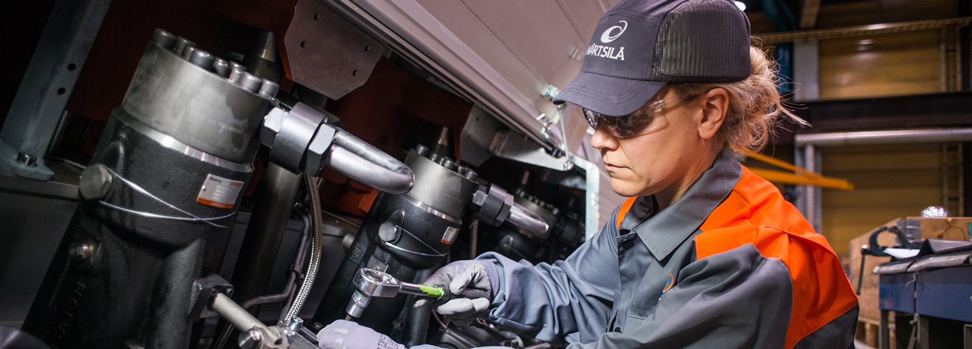 Wärtsilä service employee