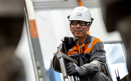 Wärtsilä service employee at work
